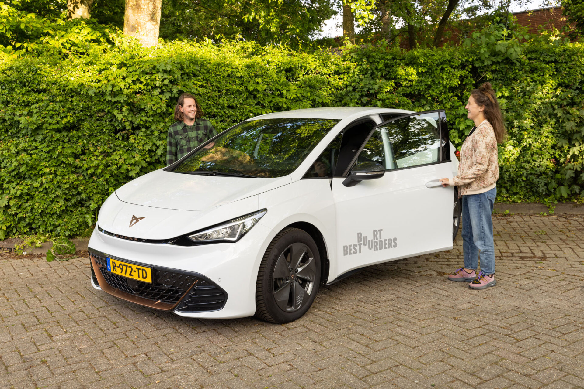 Middelgrote elektrische deelauto van c-klasse.